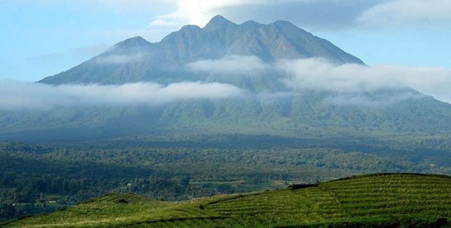 How many mountains are in Virunga national park?